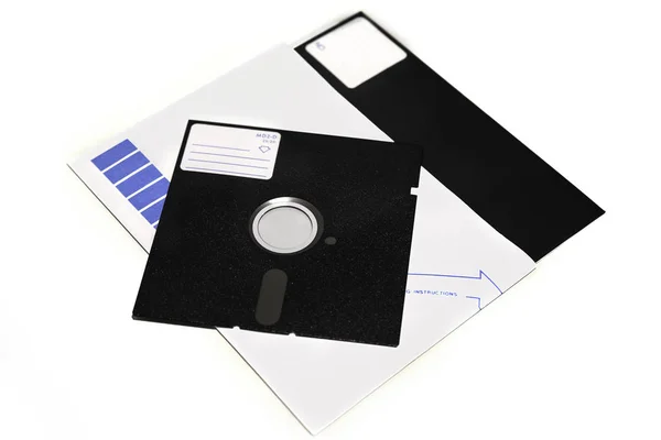 Oude 5,25-inch en 8 inch diskettes geïsoleerd op witte achtergrond — Stockfoto