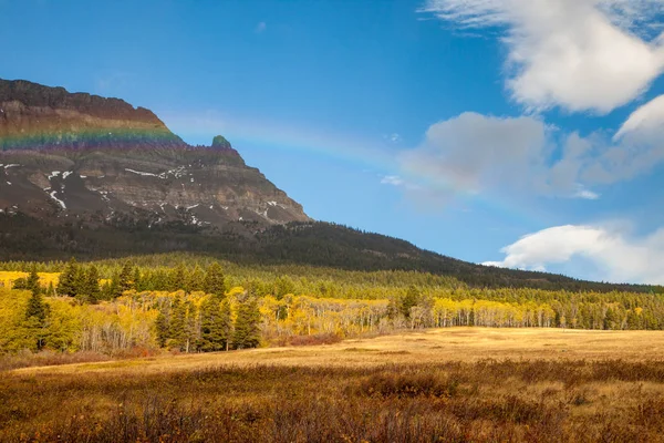 Arcobaleno in un giorno d'autunno davanti a una montagna vicino a Santa Maria — Foto Stock