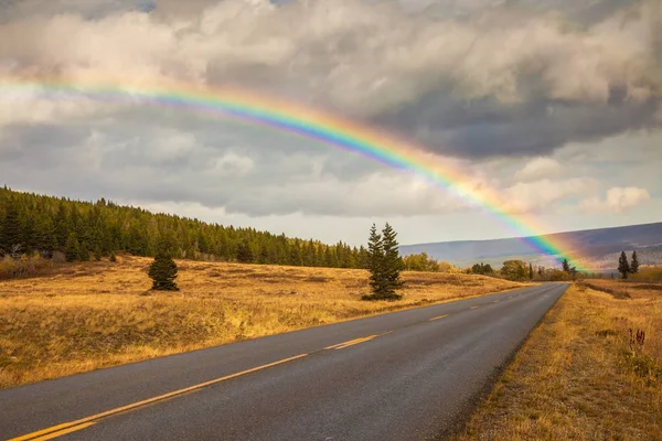 Rainbow and the Going to the Sun Road en el Parque Nacional Glaciar —  Fotos de Stock