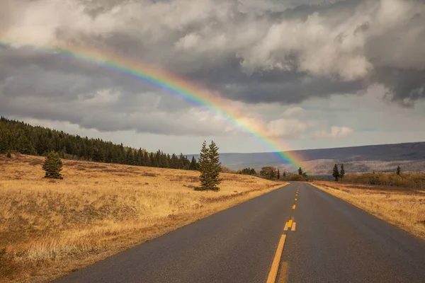 Rainbow och kommer att solen vägen i Glacier National Park — Stockfoto