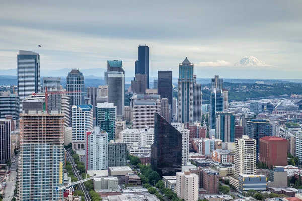 Mount Rainier ile Seattle manzarası içinde belgili tanımlık geçmiş — Stok fotoğraf