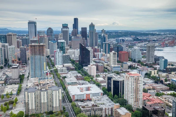 Seattle Skyline mit Mount Rainier im Hintergrund — Stockfoto