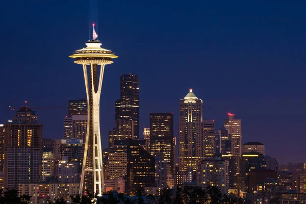 Seattle Skyline mit der Weltraumnadel bei Nacht — Stockfoto