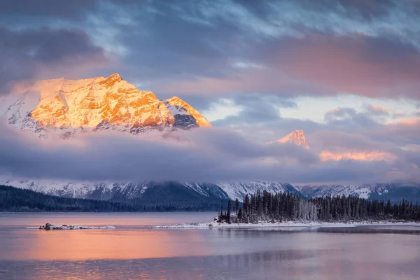 Lac Kananaskis supérieur au lever du soleil — Photo