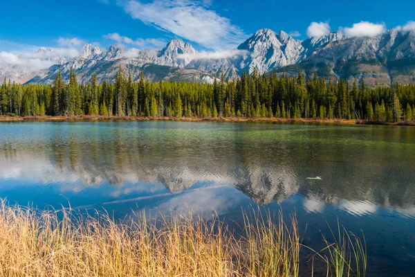 Přepad jezero v Peter Lougheed Provincial Park — Stock fotografie