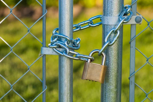Chain and lock on a chainlink fence — Stock Photo, Image
