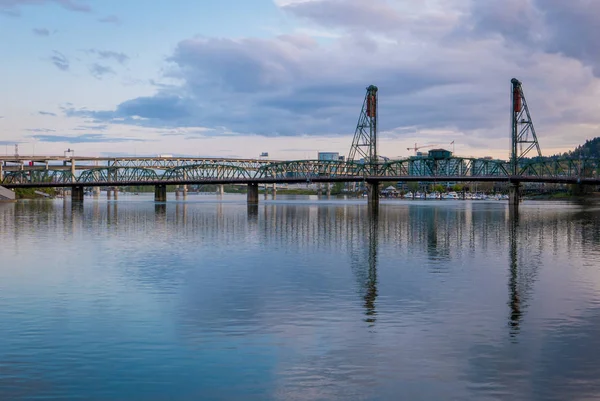 Blick auf den Fluss in der Innenstadt von Portland, Washington — Stockfoto