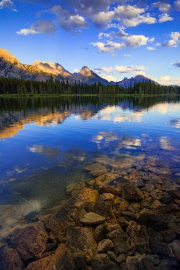 Dolusavak göl ve Opal aralığı, Peter Lougheed Provincial Park