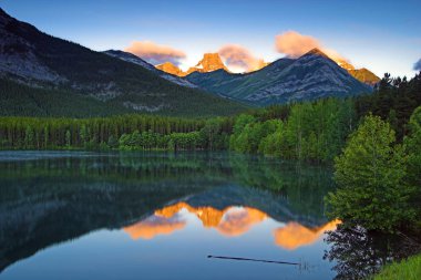 Sunrise kama gölet, KANANASKIS, Alberta, Kanada