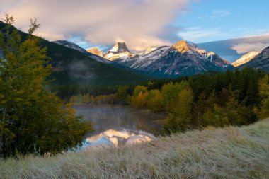 Sunrise kama gölet, KANANASKIS, Alberta, Kanada