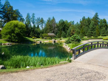Bir Bahçe park yolundaki