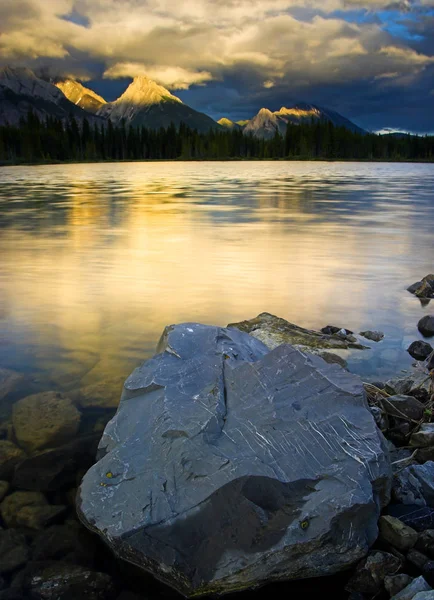 Árapasztó tó Peter Lougheed Provincial Park — Stock Fotó