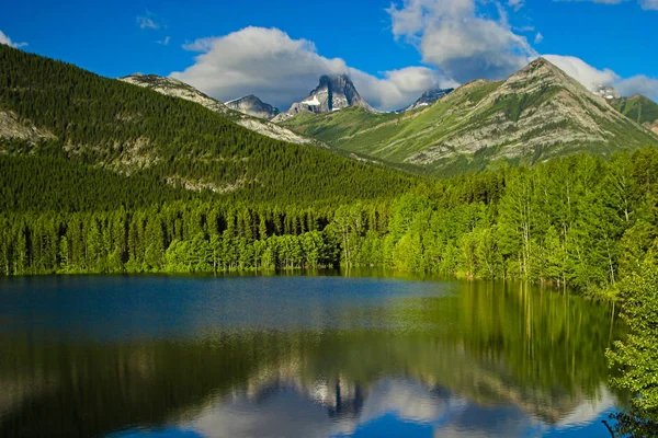 Wschód słońca na klin staw, Kananaskis, Alberta, Kanada — Zdjęcie stockowe