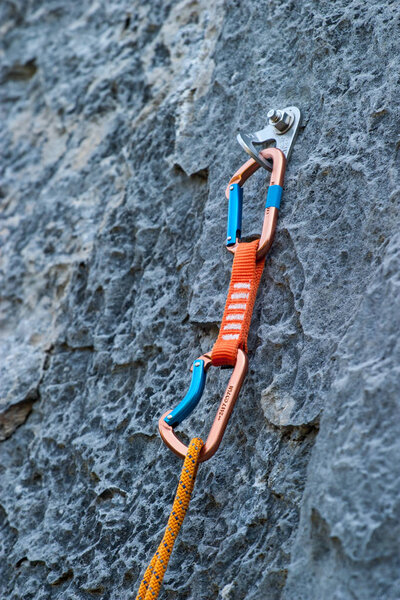 Карабин, прикрепленный к скале
