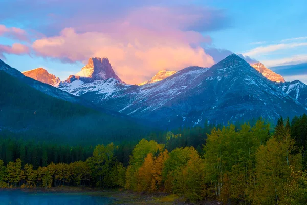 Nascer do sol em Wedge Pond, Kananaskis, Alberta, Canadá — Fotografia de Stock