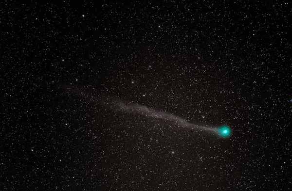 Cometa Lovejoy con una cabeza verde y cola larga — Foto de Stock