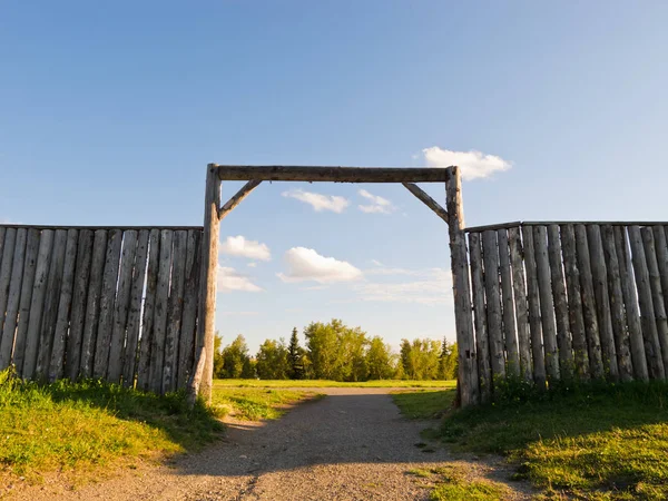 Wooden wall and gate of an old fort — Stock Photo, Image