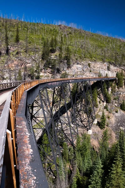 Trein Schraag op de waterkoker Valley Railway in de buurt van Kelowna, Canada — Stockfoto