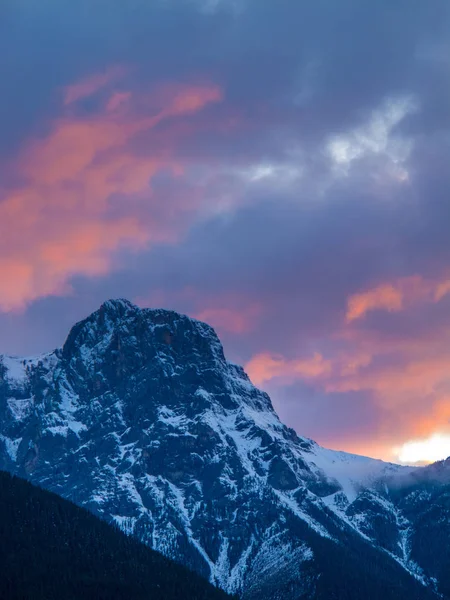 Berggipfel orange rosa Sonnenuntergang Wolken — Stockfoto