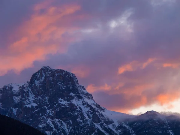 Гірський пік помаранчеві рожеві хмари заходу сонця — стокове фото