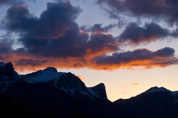 Силуетні гори помаранчеві хмари заходу сонця — стокове фото