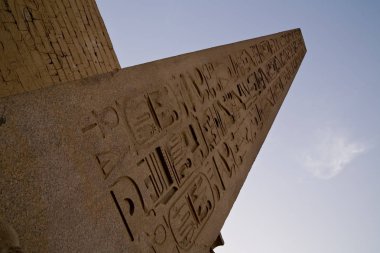 Luksor Tapınağı önünde kırmızı granit Dikilitaş