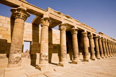 Philaes Isis Tapınağı için önde gelen Batılı colonnade