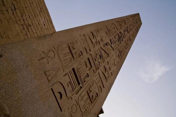 Um obelisco de granito vermelho em frente ao Templo de Luxor — Fotografia de Stock