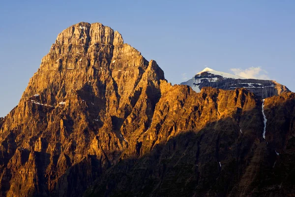 Pico de montaña iluminado por la luz de la mañana — Foto de Stock