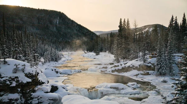 Egy fagyos folyó a Kanadai Sziklás-hegységben — Stock Fotó