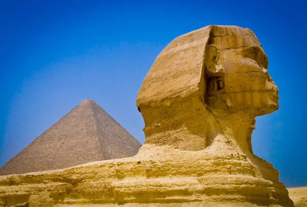 Le Sphinx aux pyramides antiques de Gizeh — Photo