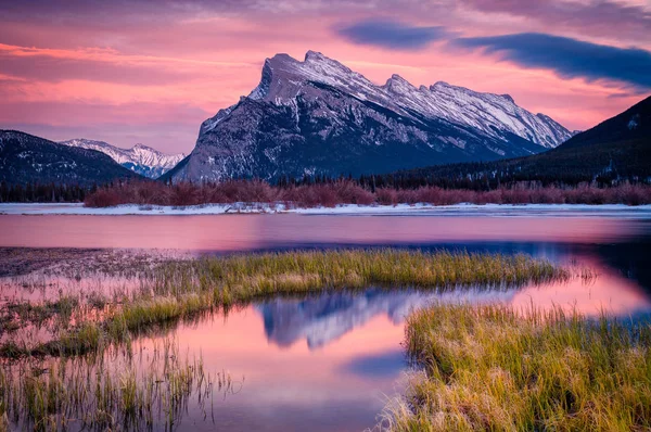 Večerní světlo na Vermillion jezer a Mount Rundle, Banff, Canad — Stock fotografie