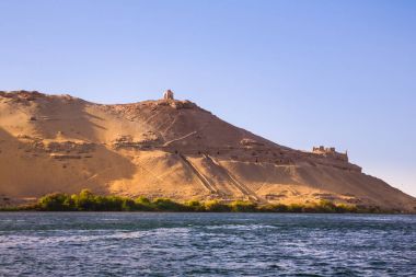 Aswan yakınındaki Nil Batı kıyısında soylular ve mezarlar