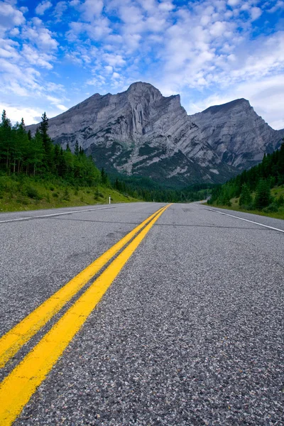 Carretera en Kananaskis País en las Montañas Rocosas Canadienses —  Fotos de Stock