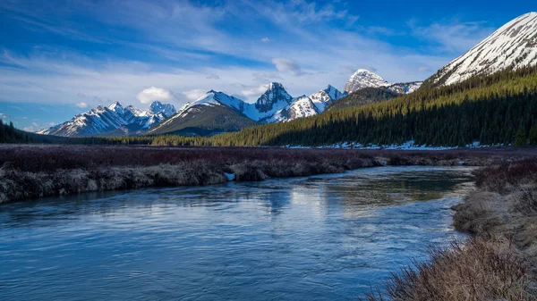Potok a hory v Kanakaskis Alberta — Stock fotografie