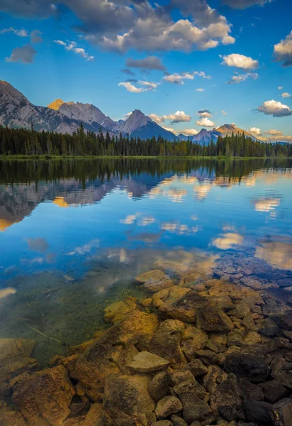 Bräddavlopp sjön och bergskedjan Opal, Peter Lougheed Provincial Park — Stockfoto