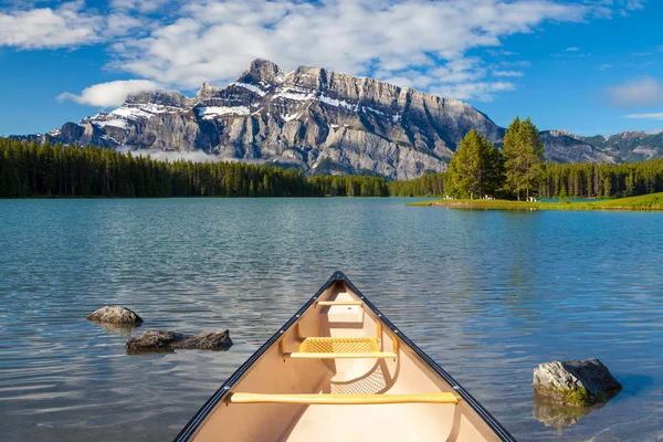 Banff Ulusal Parkı'nda iki krikolar gölde su Kano — Stok fotoğraf