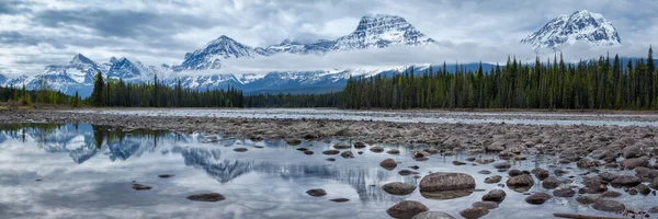 Berge im Jaspis-Nationalpark entlang des Athabasca-Flusses — Stockfoto