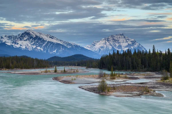 Hory v národním parku Jasper podél řeky Athabasca — Stock fotografie