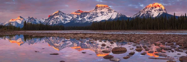 Mount Fryatt und Whirlpool-Gipfel mit dem Athabasca-Fluss bei Sonnenaufgang — Stockfoto