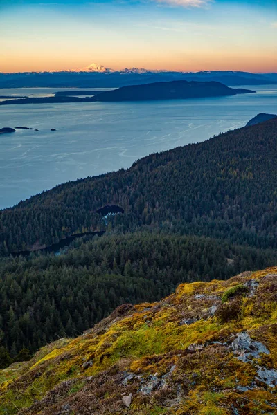 Aerial view from the San Juan Islands with Mount Baker on the ho — Stock Photo, Image