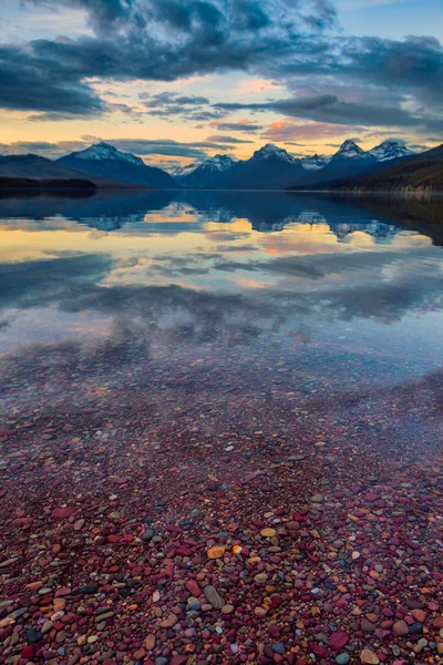 Lac McDonald dans le parc national des Glaciers au coucher du soleil — Photo