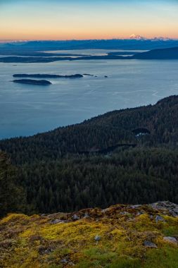 San Juan Adaları üzerinde Baker Dağı ile havadan görünümden ho