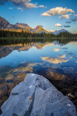 Dolusavak göl ve Opal aralığı, Peter Lougheed Provincial Park