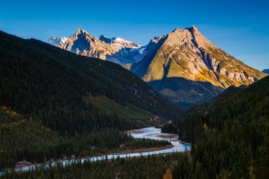 Bir dağ ve gün batımında Kanada Rocky Dağları Nehri