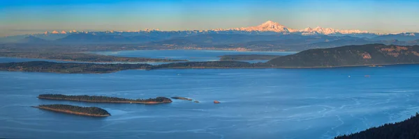 Aerial view from the San Juan Islands with Mount Baker on the ho — Stock Photo, Image