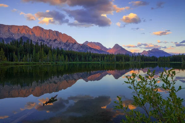 Überlaufsee und die Opalkette, peter lougheed provinzieller Park — Stockfoto