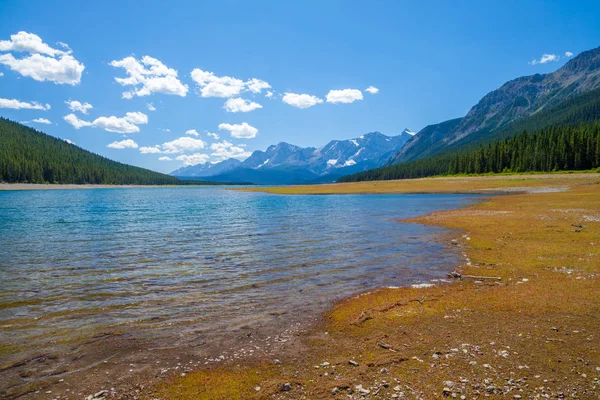 Lower Kananaskis Lake em um dia quente de verão — Fotografia de Stock