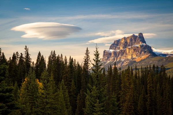 Castle Mountain in Banff National Park with a spectacular lentic — Stock Photo, Image