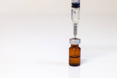 Tıbbi şırınga ve bir damardan uyuşturucu bir şişe